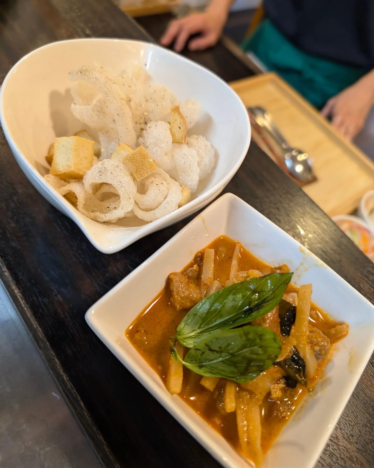 【水曜昼呑み推奨DAY!!カリカリセンヤイのレッドカレー掛け...