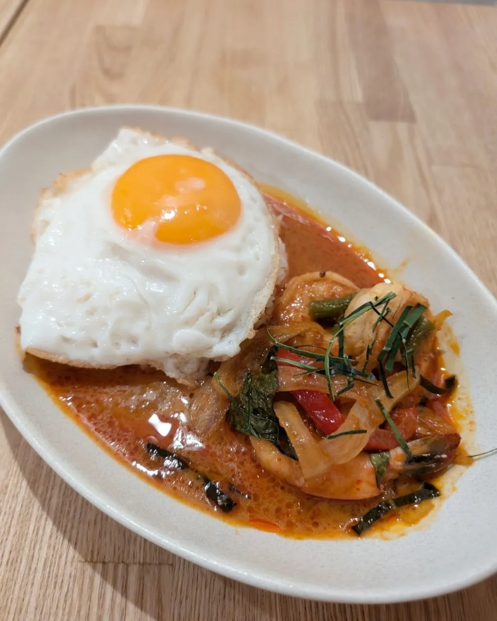 本日のおすすめメニューは、タイ料理の一品「パネンクン」です。