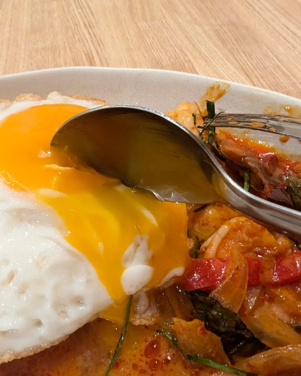 本日のおすすめメニューは、タイ料理の一品「パネンクン」です。