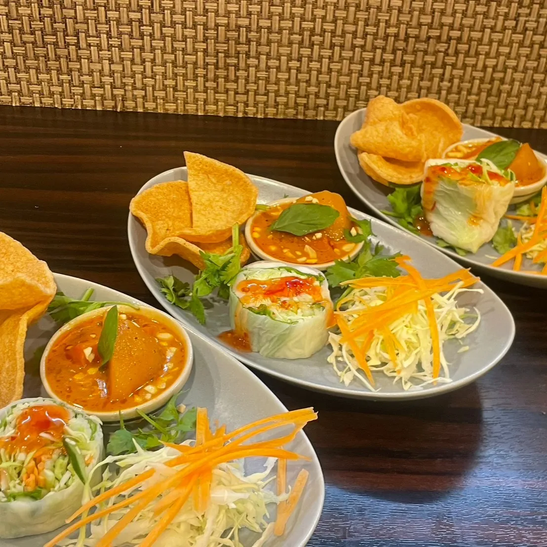 本日の３種盛りは「冷製マッサマンカレー」「海老生春き」「タイ...