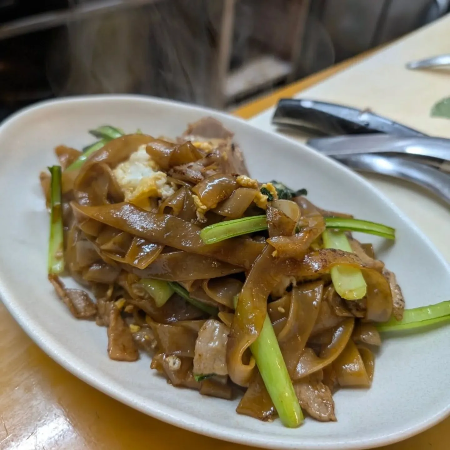 【5/15おすすめ！ブラックソイソースの豚肉炒め麺】