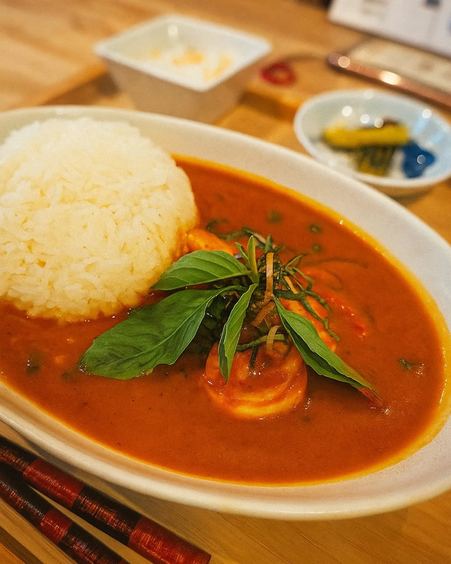 【แพนงกุ้ง − コク甘で満たされる海老レッドカレー炒...
