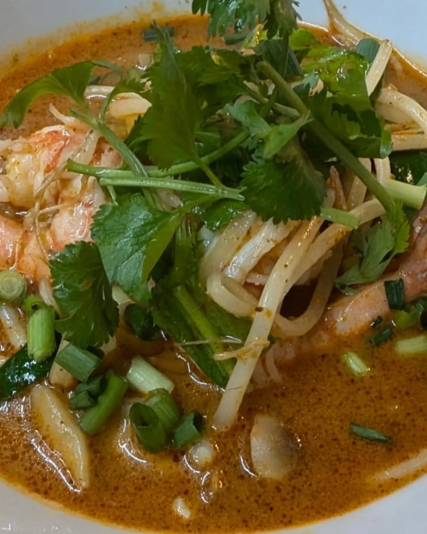 【แพนงกุ้ง − コク甘で満たされる海老レッドカレー炒...