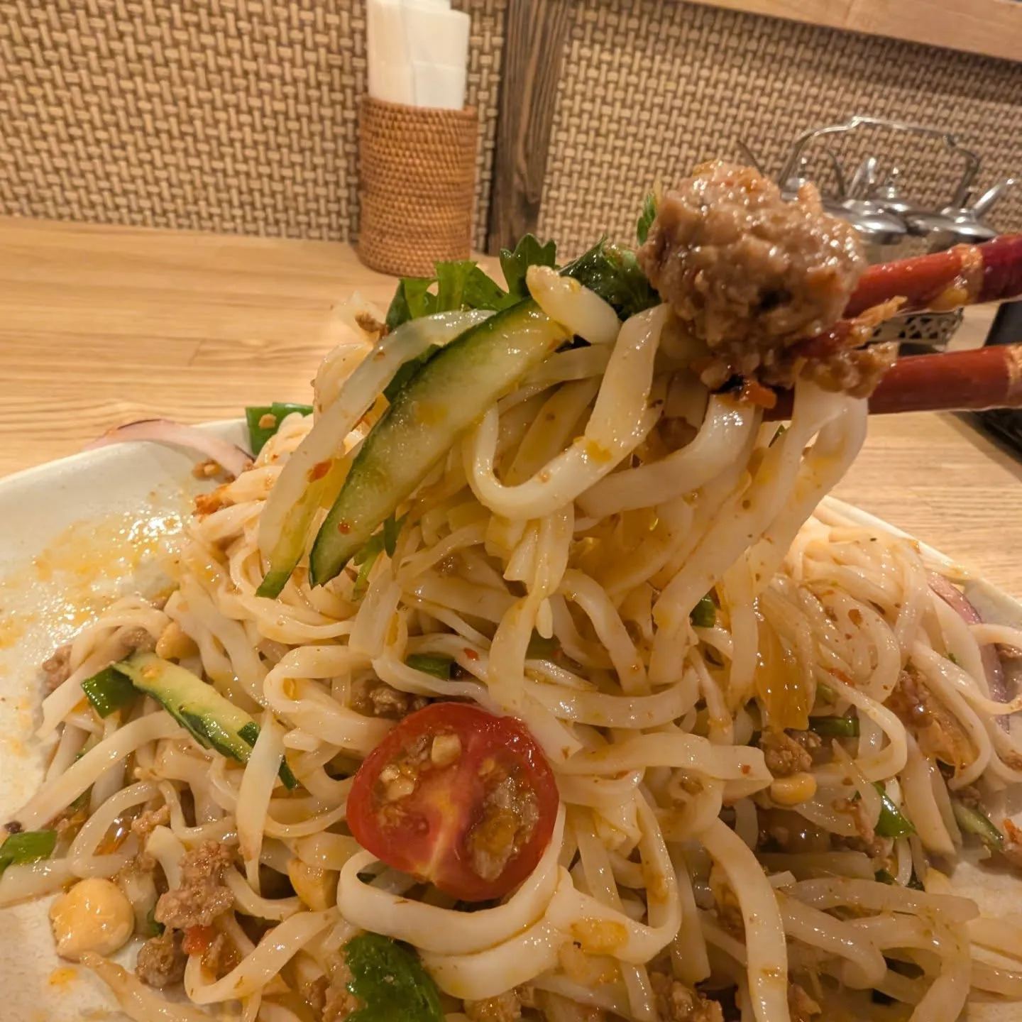 【タイハーブ肉汁たっぷりまぜそば】